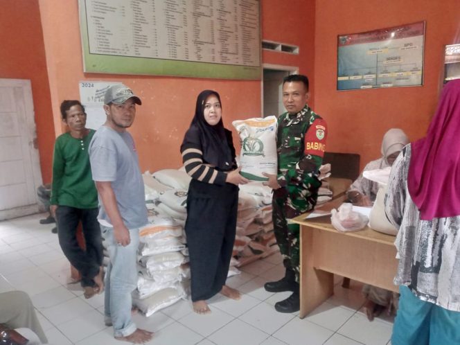 
					Pembagian Beras Di desa Ciandur Kecamatan Saketi Sangat Antusias