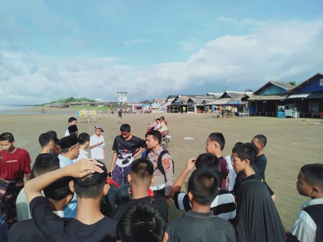 
					Naas Pengunjung Pantai Wisata Bagedur Asal Tanggerang Terseret Ombak Saat Berenang (Foto Pencarian pengunjung wisata)