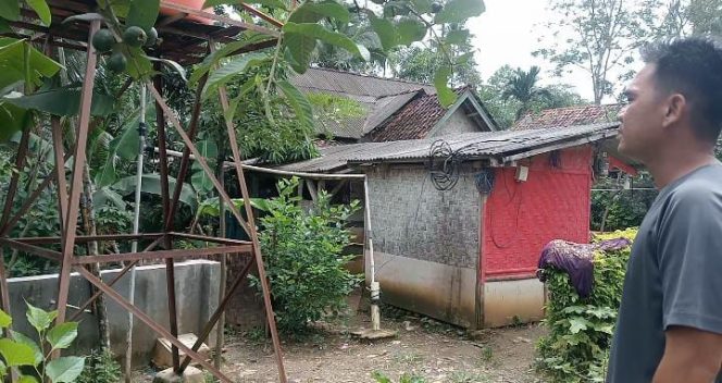 
					Lokasi tempat kejadian Rusdi korban tersengat listrik tak terbungkus pengaman hingga mengakibatkan meninggal dunia (Nusakata.com)(Selasa,31,12/2024)