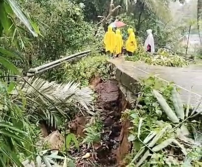 
					Akibat Cuaca Ekstrim Dua Desa Terkena Dampak, Cepat Tanggap Camat Dan Ikades Jiput Tinjau Lokasi (Istimewa)