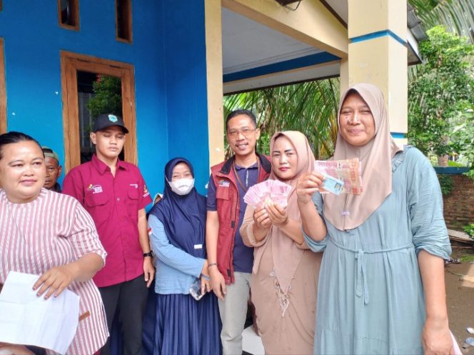
					Tapak ibu-ibu penerima PKH senang saat didampingi pendamping PKH (Foto : Pemabagian Bansos Pemerintah)