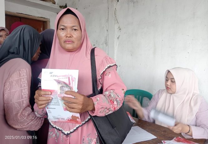 
					Pembagian Bantuan P3KE Kecamatan Picung Sangat Antusiasme Warga Terseyum Haru (Nusakata.com)