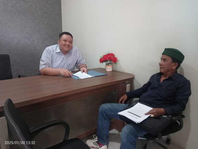 
					Foto Agus dan Pihak BPN Pandeglang Dalam Pengajuan Ulang berkas (Nusakata.com)