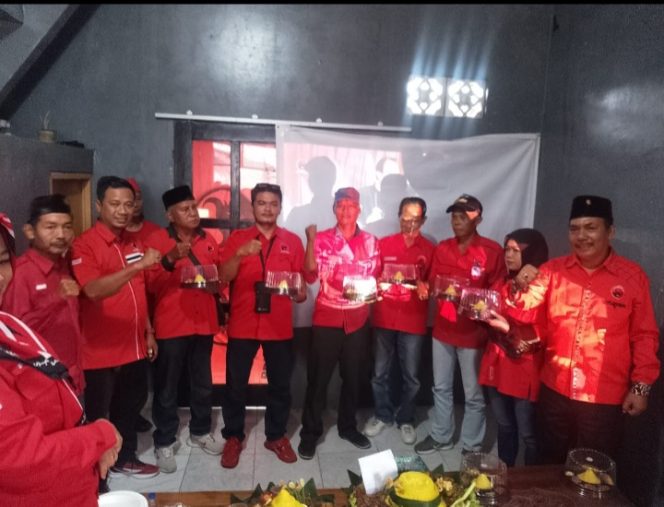 
					Pemotongan tumpeng dalam HUT PDIP Ke 52 di DPC Pandeglang (Dok. Istimewa)