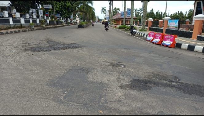 
					Baru Diperbaiki, Jalan Alun-alun Pandeglang Kembali Rusak (Gambar Jalan Dekat alun-alun pandeglang)