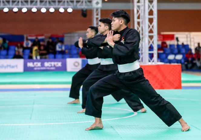 
					Pencak silat indonesia (Gambar dikembalikan ke pemilik : beberapa orang sedang latihan pencak silat)