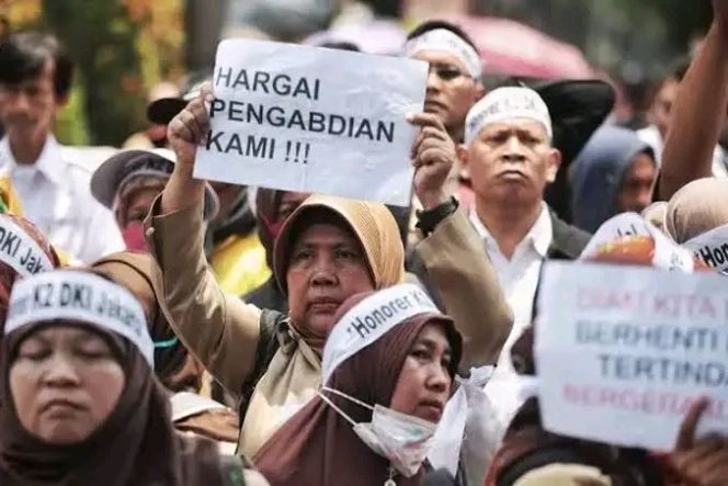 
					Tenaga Honorer Gelar Demo di Depan Gedung DPR, Tolak Skema PPPK Paruh Waktu
