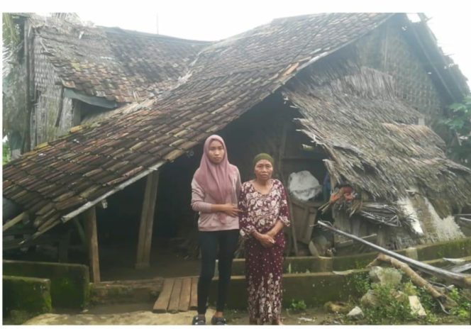 
					Gotong Royong Bedah Rumah Dengan Elemen : Kepala Desa Tak Hadir Di Cipeucang
