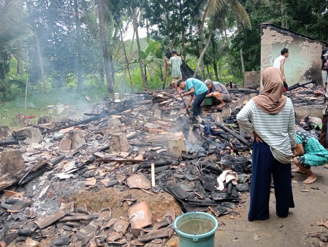 
					Potret Rumah Terbakar Milik ibu ruminah dan rakman (Nusakata.com)