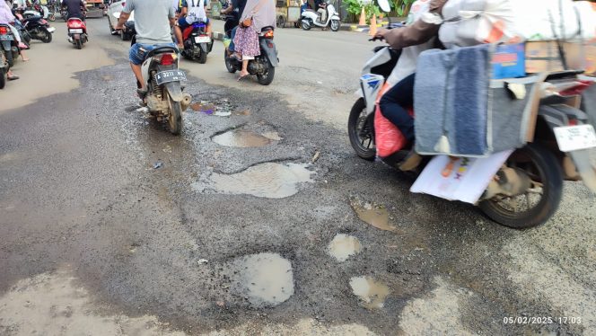 
					Jalan raya alun-alun malingping (Nusakata.com)