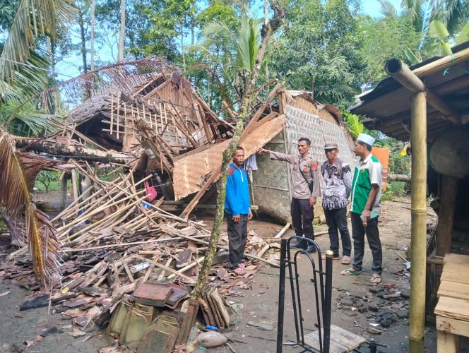
					Angin kencang ruksakan rumah warga (Ist)