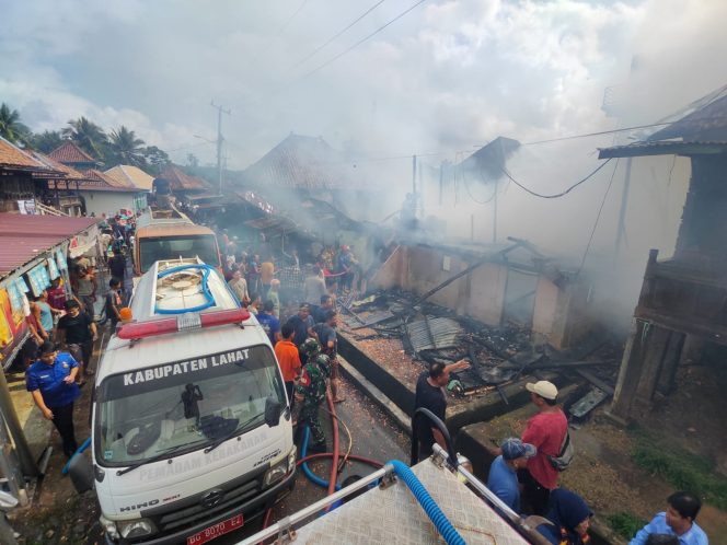 
					Damkar Berhasil Kendalikan Api di Tanah Pilih (Dok/Ist)