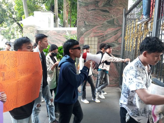 
					Mahasiswa Tuntut Sanksi : Panitia Pemilihan Umum Mahasiswa Primagraha Terbukti Curang dan Menyebarkan Hoaks