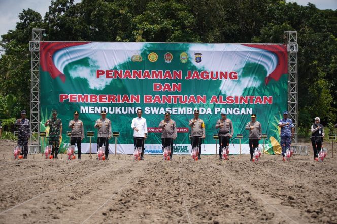 
					Kapolri dan Gubernur Yogyakarta Sri Sultan Hamengku Buwono X Menanam Jagung Bersama