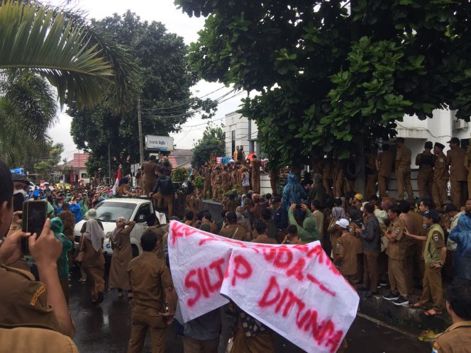 
					Perangkat Desa Sepandeglang Demo Didepan Kantor BPKD Pandeglang. Senen, (17/2/2024).