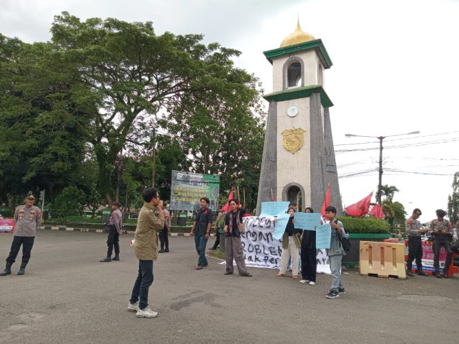 
					Mahasiswa FAM Menggalang Kritikan Di Tugu Jam Alun-Alun Pandeglang (Ist)