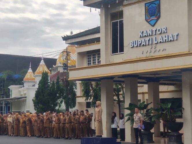 
					Apel Perdana Wakil Bupati Lahat Ibu Widia Ningsih,S.H., M.H, Minta Berikan Pelayanan Yang Terbaik (Dok/Ist)
