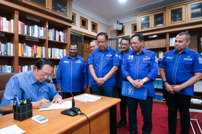 
					Ketua DPD dan DPC Seindonesia Serahkan Surat Dukungan Ketua Majelis Tinggi Partai Demokrat Untuk SBY (Ist)