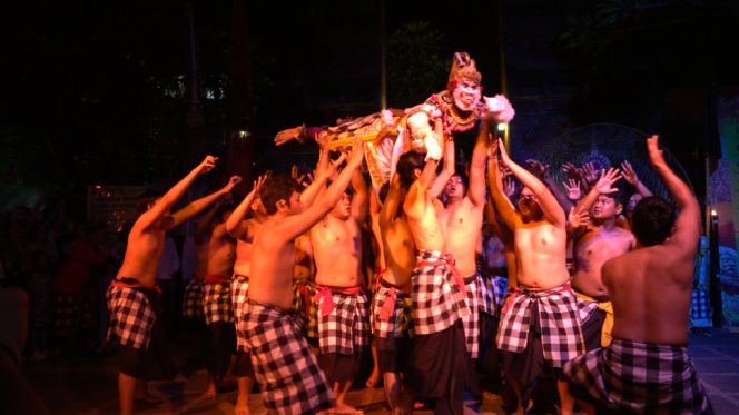 
					Foto: Adegan drama tari kecak yang berlangsung di Pura Agung Tirta Bhuana Kota Bekasi sukses memukau penonton yang membludak (Dok/Ist)
