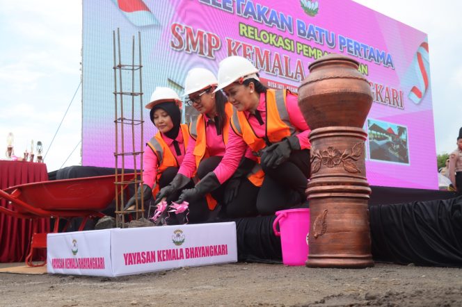 
					Ny. Juliati Sigit Prabowo Memimpin Peletakan Batu Pertama Pembangunan SMK Kemala Bhayangkari (Dok/Ist)