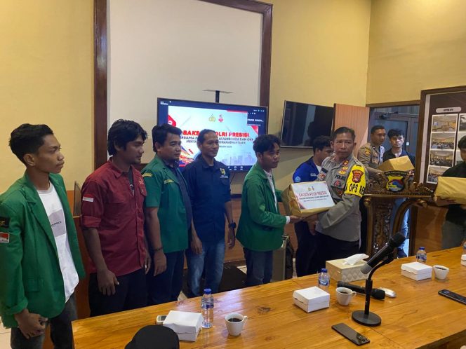 
					Jelang Bulan Ramadhan Polres Dompu, Laksanakan Pembagian Baksos Kepada Mahasiswa dan Masyarakat