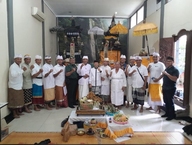 
					Foto: Dirjen Bimas Hindu Kemenag RI bersama Ketua PHDI Kota Bekasi dan umat Hindu di Pura Husada Wira Utama (Dok/Ist)