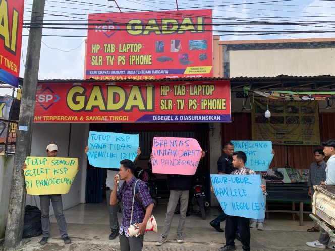 
					Aktivis Mahasiswa Demo Di depan kantor KSP Gadai Kaduhejo pandeglang (Dok/Ist)