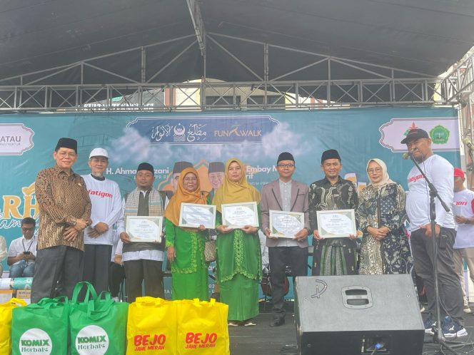 
					Sekjen MUI Serahkan Sertifikat Standarisasi Kepada Dai