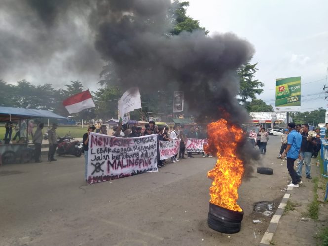
					Sejumlah OKP Menggelar Unjuk Rasa Didepan Kantor Kecamatan Malingping, Ini Tuntutannya
