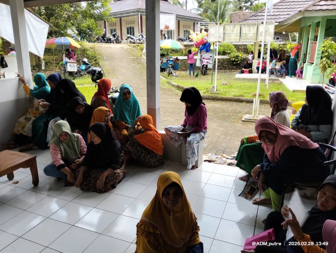 
					Pembagian Bansos PKH dan BONT Desa Cisereh (dok/Ist)
