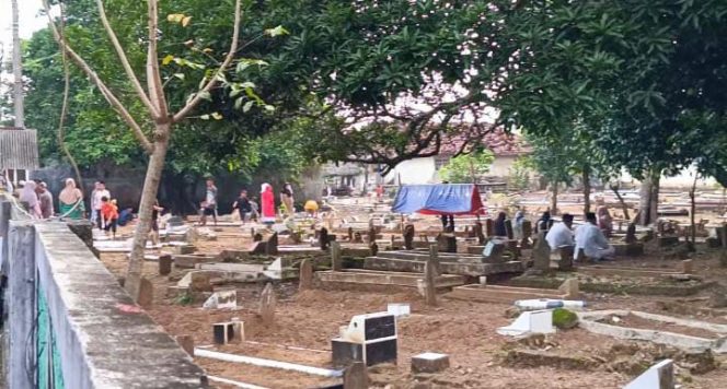 
					Ziarah kubur sebelum ramadhan (Dok/Kasan/Nusakata.com)