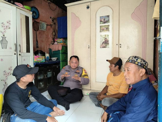 
					Polsek tambak sari salurkan sembako untuk pedagang asongan korban curanmor (Dok/Ist)