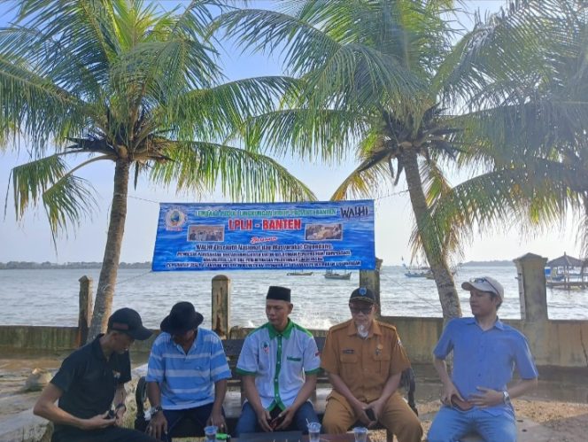 
					Acara diskusi LPLH, Walhi dan Tokoh masyarakat Desa Cigondang Kecamatan Labuan. Terkait pencemaran tumpahan batubara di wilayah perairan laut Labuan Pandeglang, Senin (10/02/2025) (Ist)