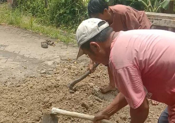 
					Warga Gotong Royong, Desa Parumasan Kec cipeucang (Ist)
