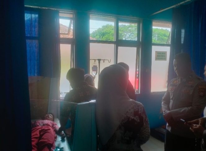
					Foto siswa dirawat di puskesmas menes (Ist)