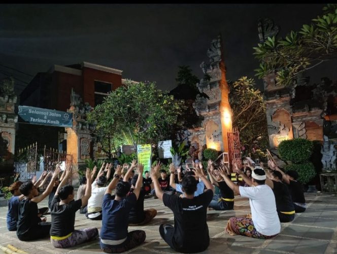 
					Foto: Pemuda-pemudi Kota Bekasi sedang latihan tari Kecak di kanista mandala (sisi luar) Pura Agung Tirta Bhuana Kota Bekasi (Istimewa)