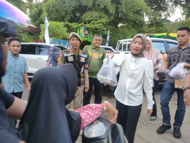 
					Hari Pertama Puasa, Wabup Lahat Widia Ningsih Bagikan Takjil Ke Warga