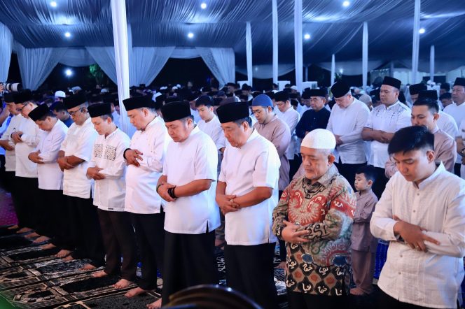 
					H. Herman dan H. Cak Ujang Gubernur dan wakil gubernur sumsel dengan masyarakat sumsel (Dok/Ist)