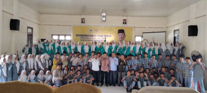 
					Sosialisasi 4 Pilar, Anggota MPR RI Drs. H. T. Zulkarnaini Ampon Bang Tanamkan Nilai Kebangsaan Kepada Siswa