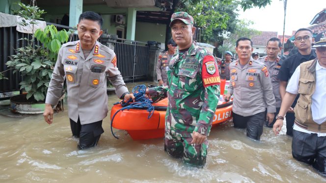
					Polri-TNI Bagikan Makanan ke Warga Terdampak Banjir di Sawangan, Depok