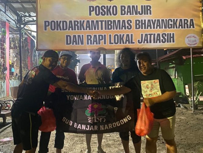 
					Foto: Koordinator aksi peduli dari STT Yowana Manggala bersama karang taruna setempat di Posko RW 8 Perumahan Pondok Gede Permai (Dok/Ist)