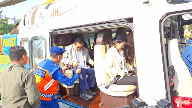 
					Gubernur DKI dan Kakorpolairud Pantau Banjir di Jakarta via Udara
