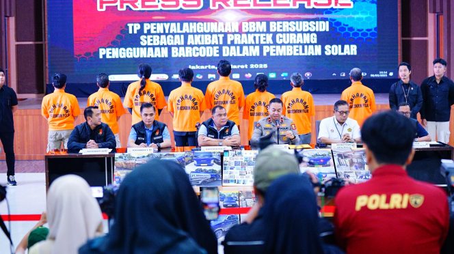 
					Bareskrim Polri Ungkap Kasus Penyalahgunaan BBM Bersubsidi, Sita 16.400 Liter Solar Ilegal (Dok/Polri)