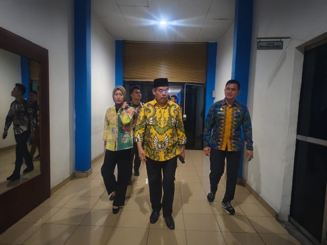 
					Hari Pertama Masuk Kantor, Bupati Lahat H. Bursah Zarnubi, S.E. Tinjau Ruangan Sekretariat