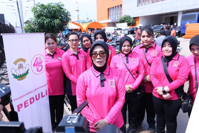 
					Yayasan Kemala Bhayangkari bersama Polres Metro Bekasi Kota memberikan bantuan kepada para korban banjir di Bekasi (Dok/Polri)