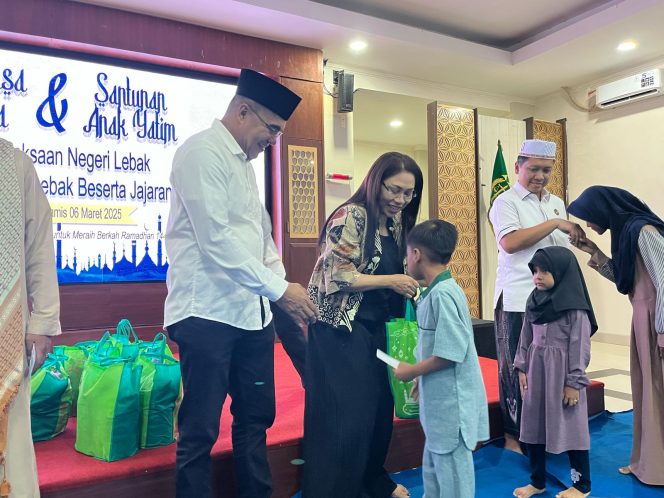 
					Kejari Lebak berikan bingkisan dan Ajak anak yatim bukber (Dok/ist)