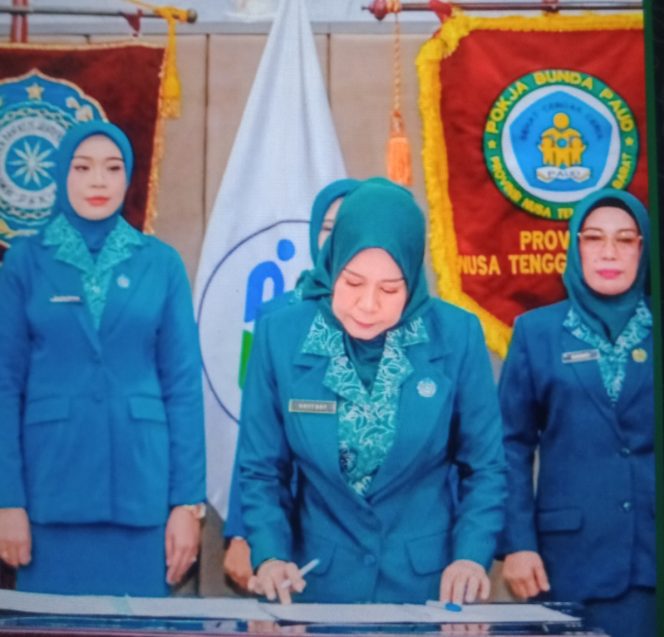 
					Ketua TP. PKK Propinsi NTB Melantik Ibu Onti Bambang Firdaus SE, Ketua TP.PKK, Posyandu, dan Dekranasda (Dok/Ist)