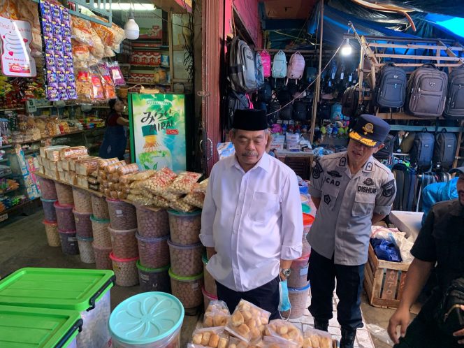 
					Bupati Lahat H. Bursah Zarnubi, S.E., Tinjau Pasar Lematang dan Bawa Kabar Baik (Dok/Ist)