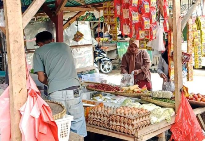 
					Meroketnya Harga Sembako di Pasar Binuangeun dan Harga Cabai Yang Sangat Pedas (Dok/Iksan/Nusakata.com)