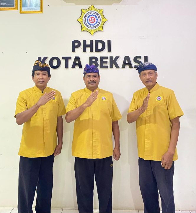 
					Foto: Ketua PHDI Kota Bekasi I Gusti Made Rudhita didampingi Sekretaris Umum dan Wakil Ketua Bidang Humas (Dok/Ist)
